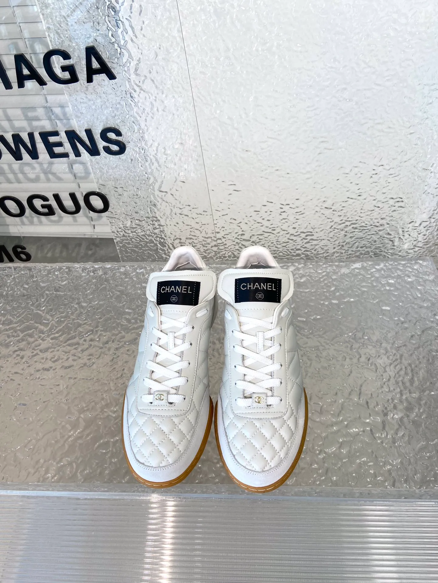 👟👟Ex-factory price 520👟👟 Women's shoes Women's clothing Women's shoes Women's clothing Chanel Chanel 23K lambskin diamond pattern tennis shoes Original purchase development and production Xiaoxiang's latest hidden tennis shoes soft diamond pattern Soft lambskin with big tongue and classic double C logo full of retro feel and the most versatile black and white color scheme Coco girls must buy a casual shoe with broken stud design on the sole Super soft ▪️ Fabric: Original custom lambskin/suede ▪️ Lining: Imported custom sheepskin + mesh ▪️ Sole: Original molded diamond rubber material ▪️ Sole thickness: 2.5CM ▪️ Size: 35-40